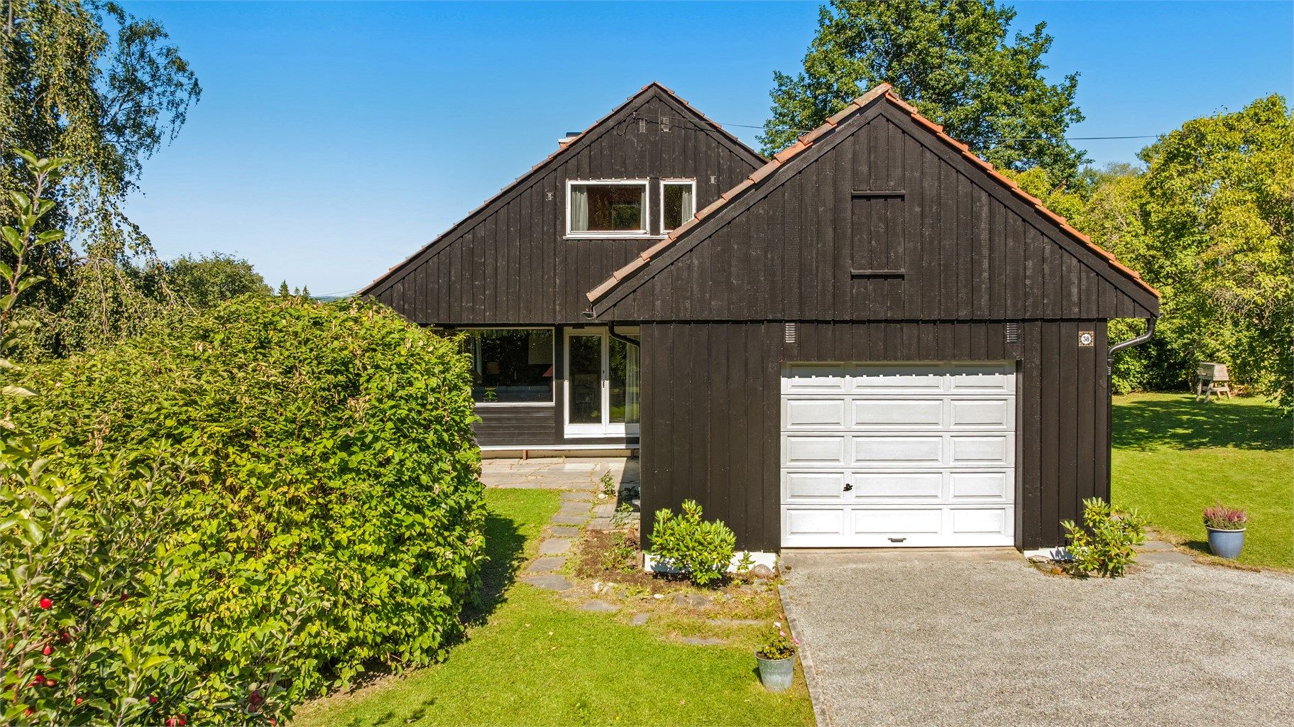 En stor enkeltgarasje med loft for ekstra lagringsplass. 
