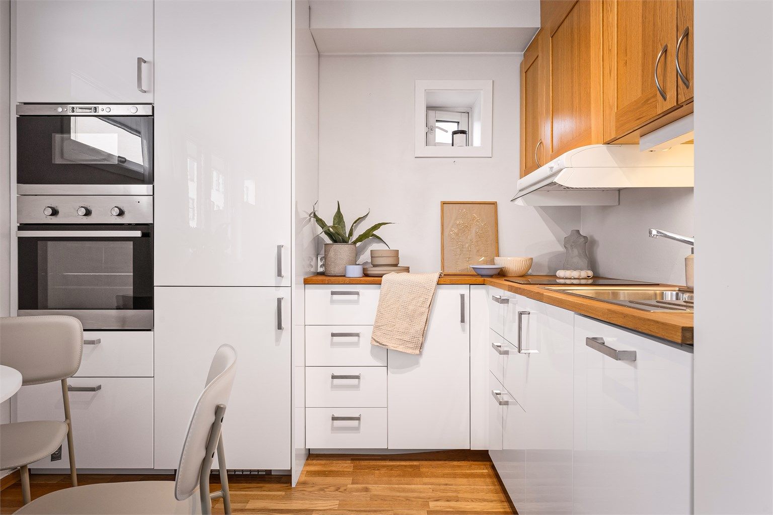Leiligheten har en åpen stue- og kjøkkenløsning med vannbåren varme til radiator, som er inkludert i fellesutgiftene.