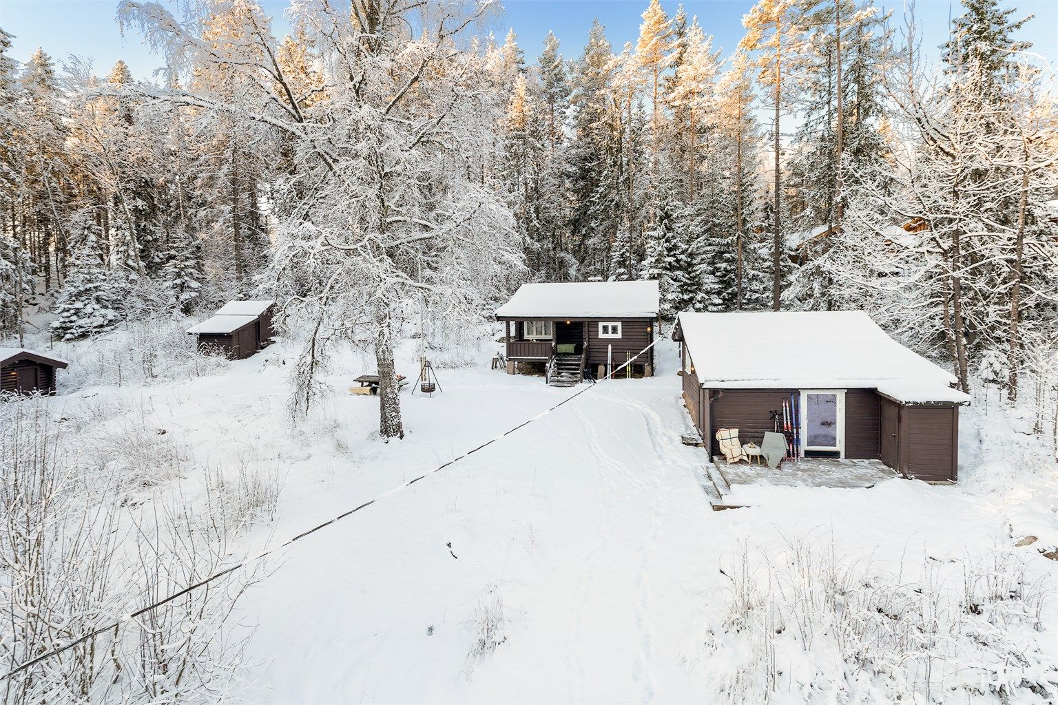 Rolig uteområde i naturskjønne omgivelser.