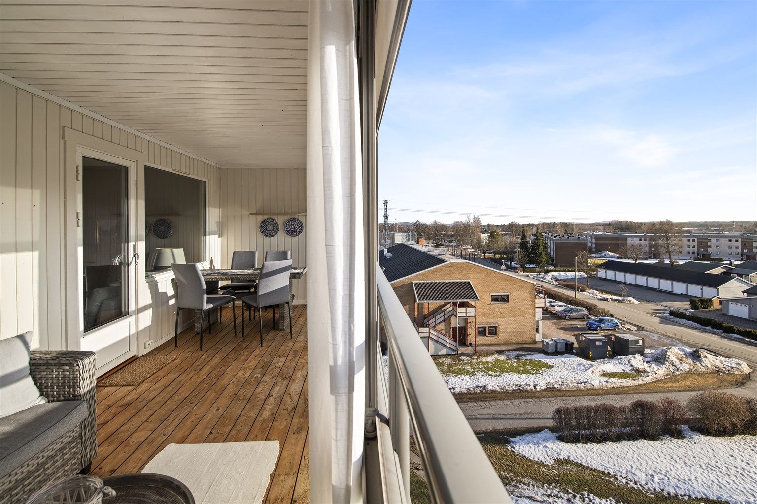 Fri og solrik beliggenhet med nydelig utsyn over området.