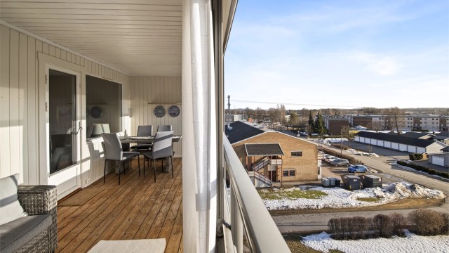 Fri og solrik beliggenhet med nydelig utsyn over området.