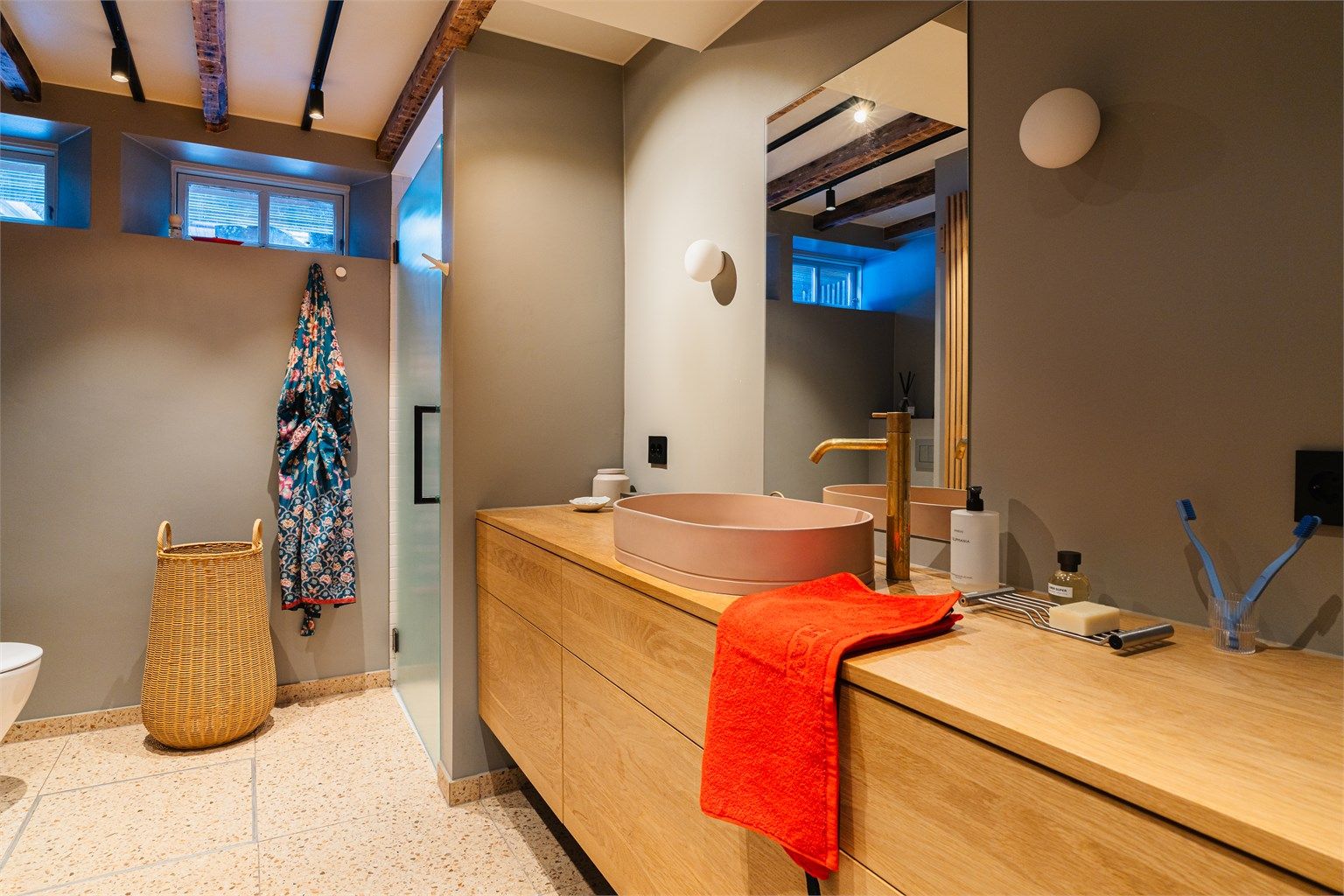 Badet i kjelleren ble omfattende oppgradert i 2021, med Terrazzofliser og gulvvarme.