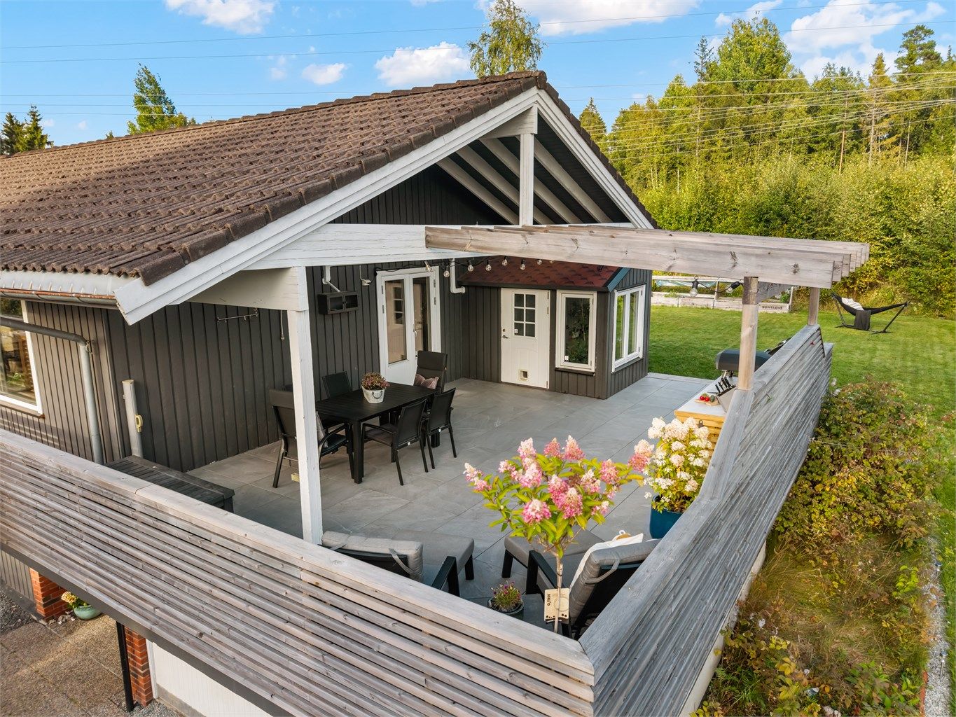 Pergolaen gir en lun og hyggelig ramme for uteplassen.