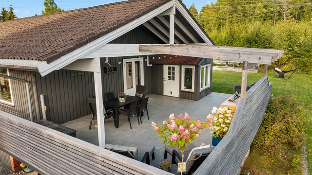 Pergolaen gir en lun og hyggelig ramme for uteplassen.