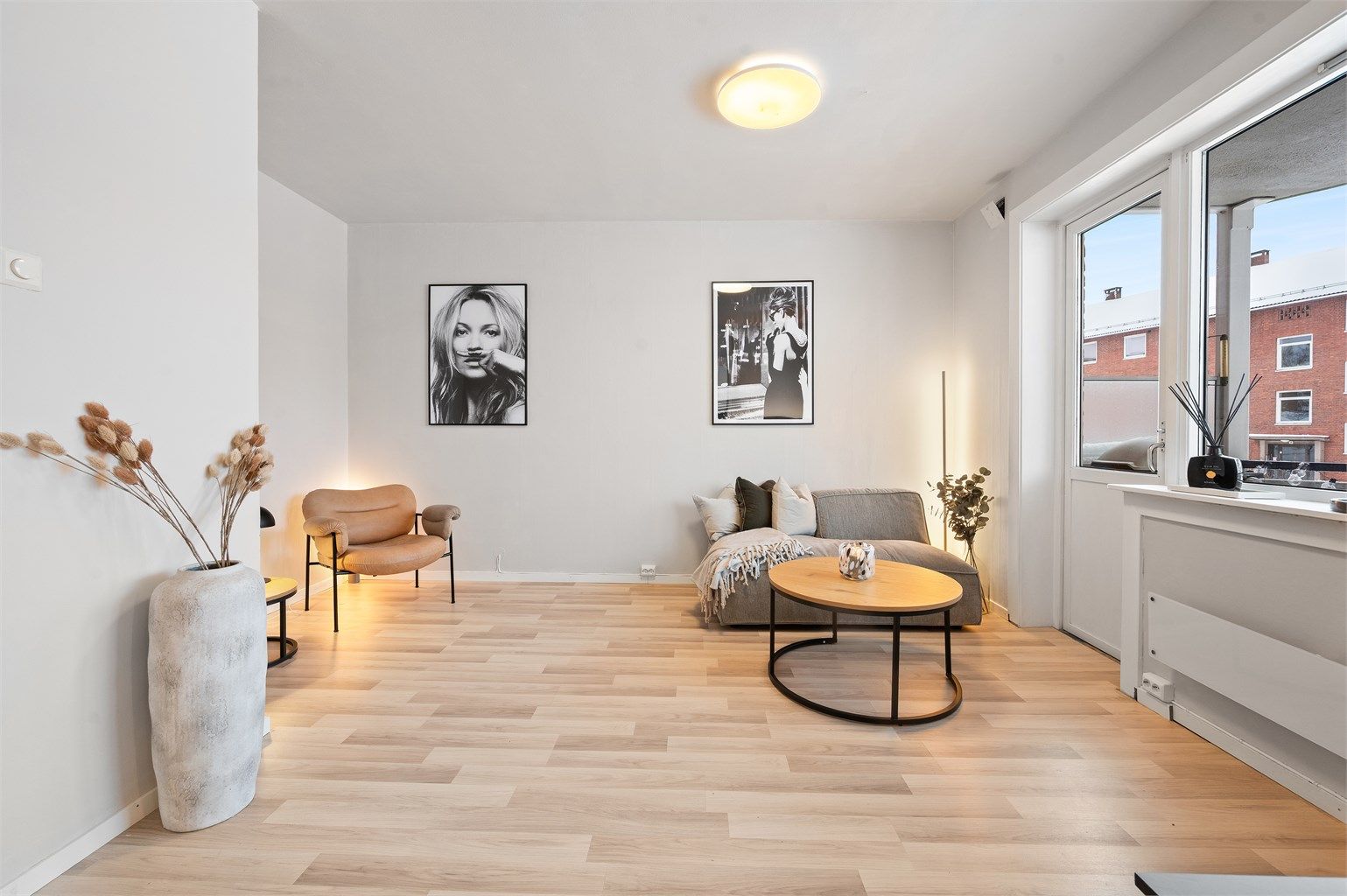 Meget arealeffektiv planløsning. Rommet gir plass til både en dobbeltseng samt en sofagruppe.