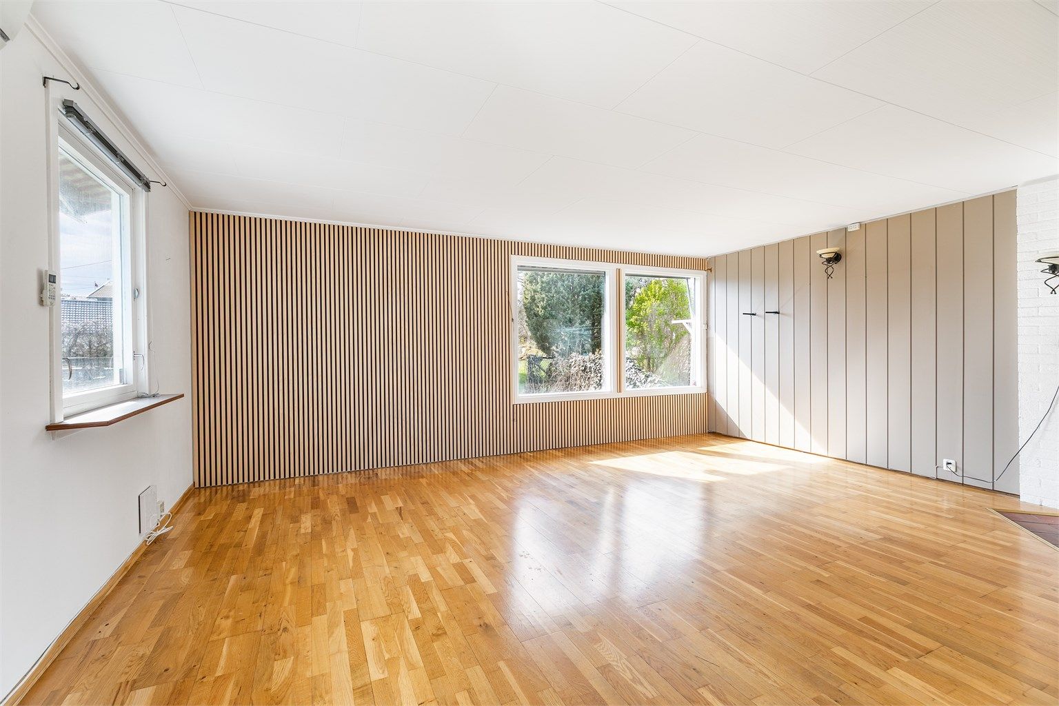 Stuen er i senere år pusset opp med tidsaktuelt spilepanel på én vegg. Innvendige overflater har ellers et generelt slitasjepreg og behov for behandling/utskiftning.