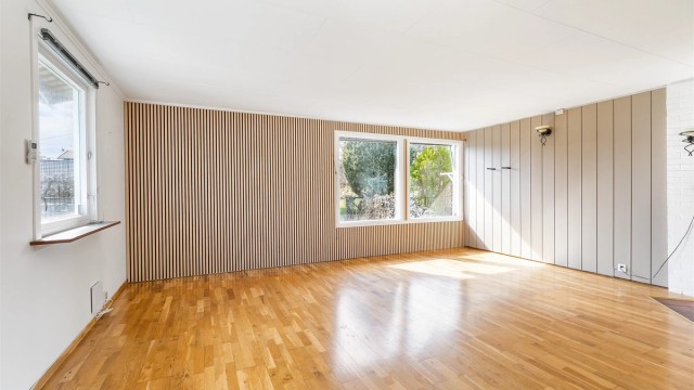 Stuen er i senere år pusset opp med tidsaktuelt spilepanel på én vegg. Innvendige overflater har ellers et generelt slitasjepreg og behov for behandling/utskiftning.