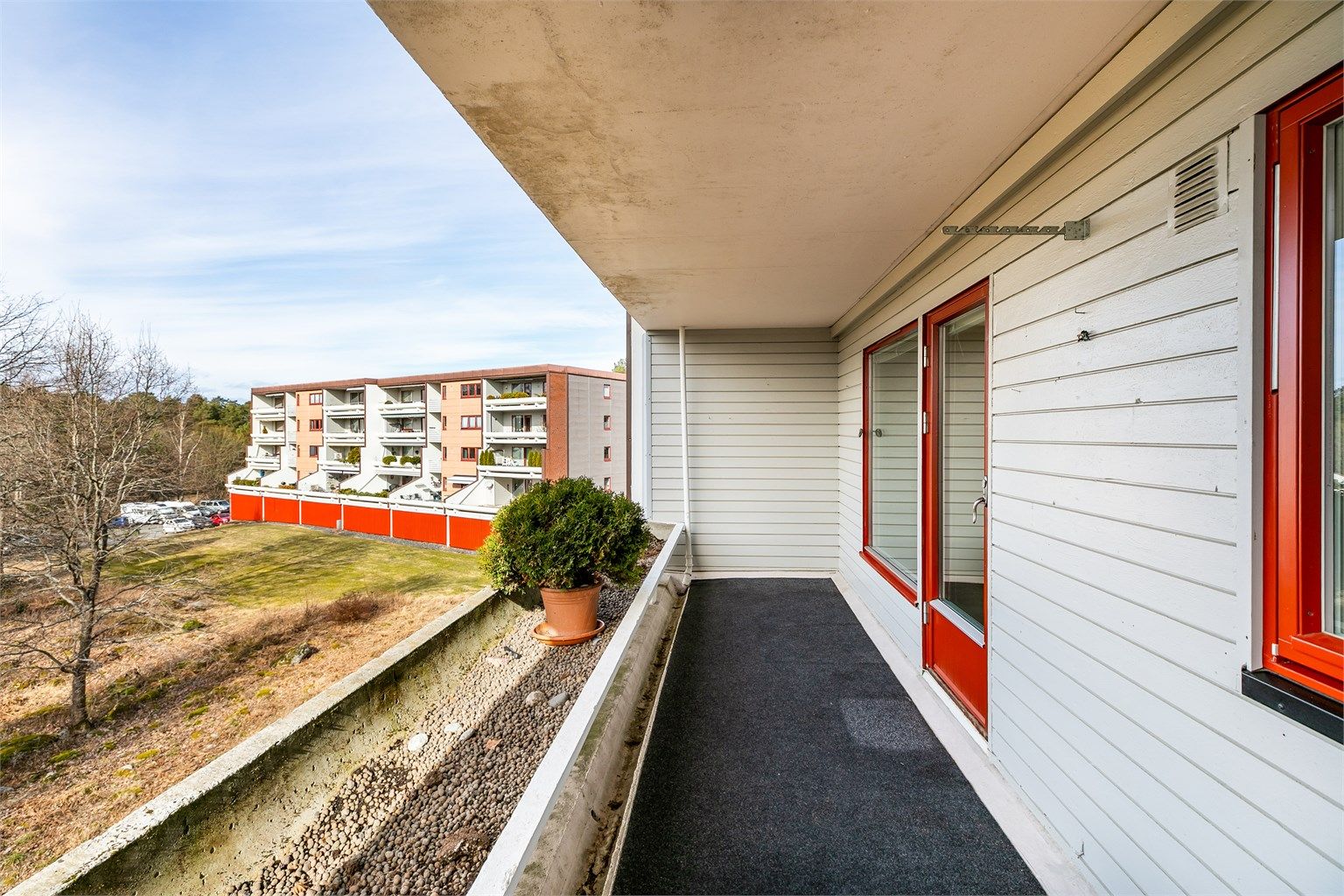 Verandaen er orientert i vestlig retning og sommerstid solfylt fra tidlig ettermiddag. Fotograf; Børge Oppegård.