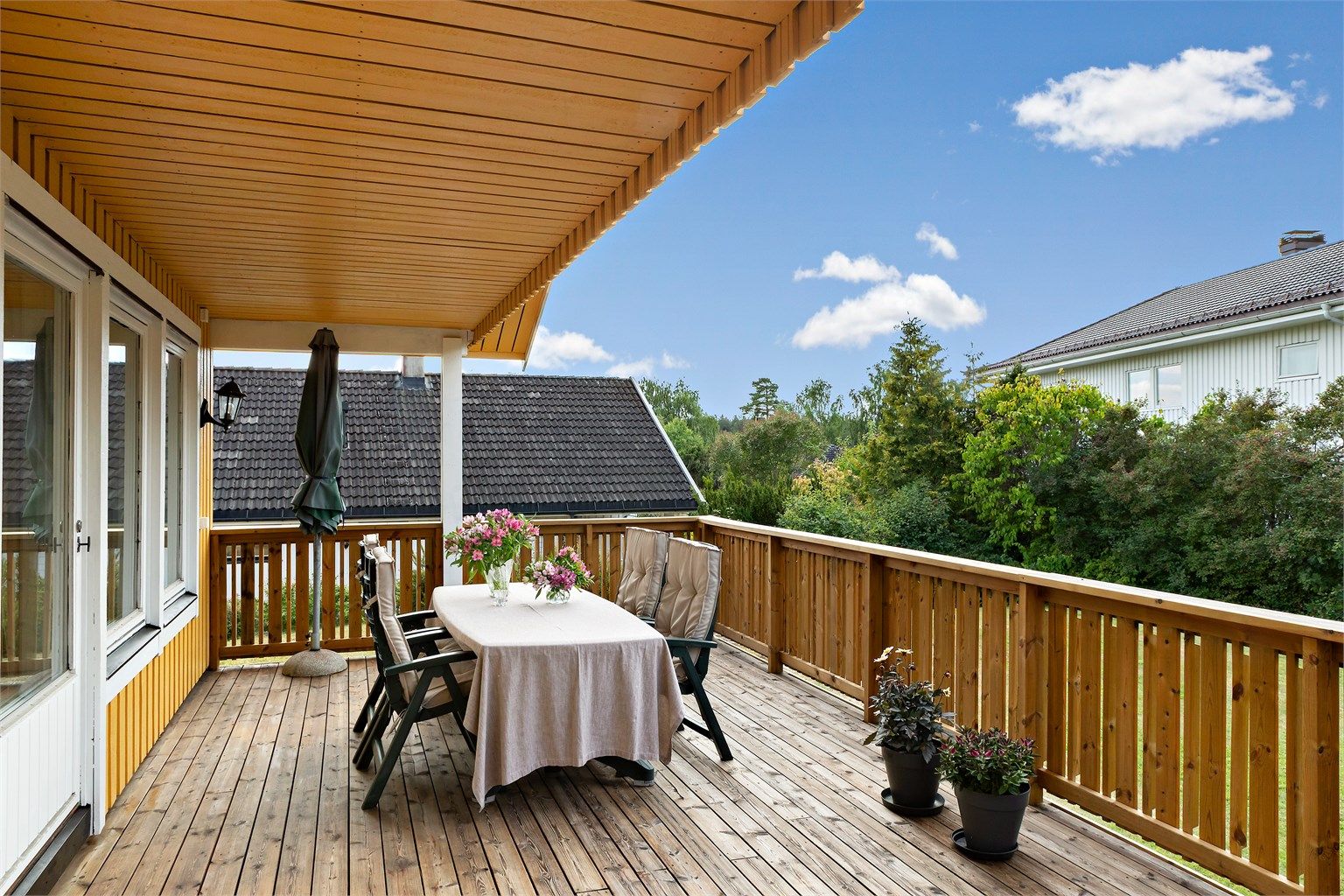 Terrassen har utvendig belysning og stikkontakt, og fungerer som en forlengelse av stuen i sommerhalvåret.