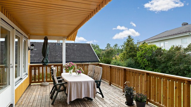 Terrassen har utvendig belysning og stikkontakt, og fungerer som en forlengelse av stuen i sommerhalvåret.