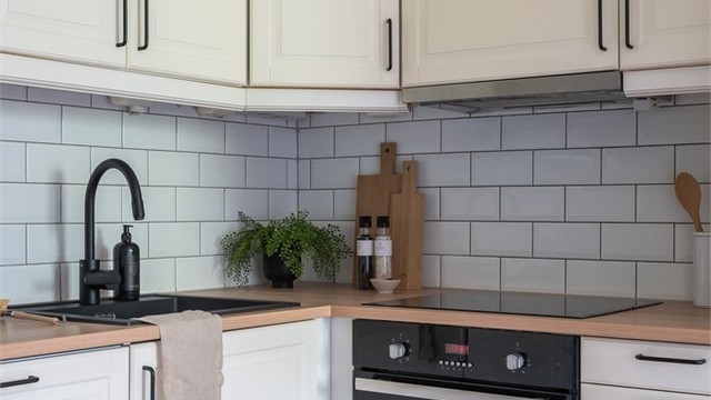 Kjøkkenet har profilerte fronter og benkeplate av laminat, samt benkeskapsbelysning og stikkontakter over kjøkkenbenk.