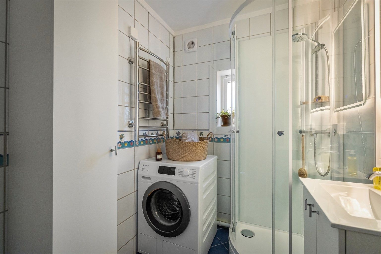  Vindu på vegg gir gode lysforhold og opplegg for vaskemaskin