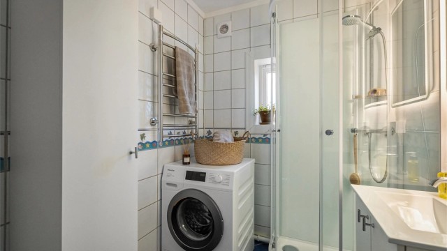 Vindu på vegg gir gode lysforhold og opplegg for vaskemaskin