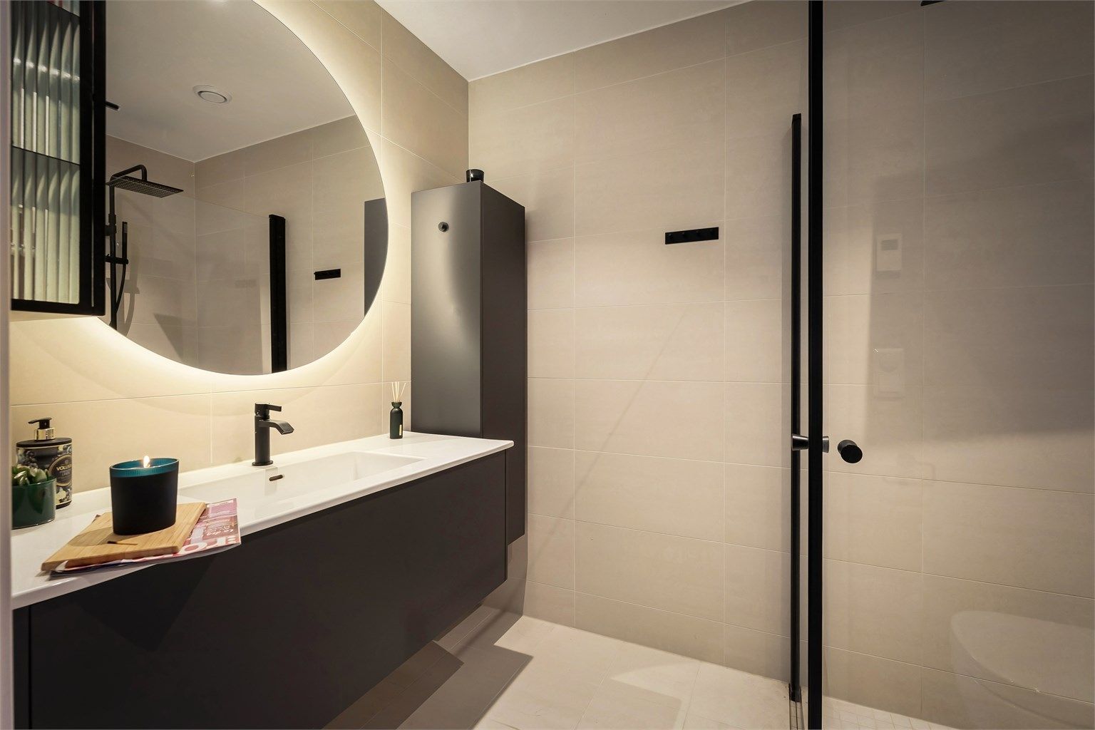 Lekkert flislagt baderom