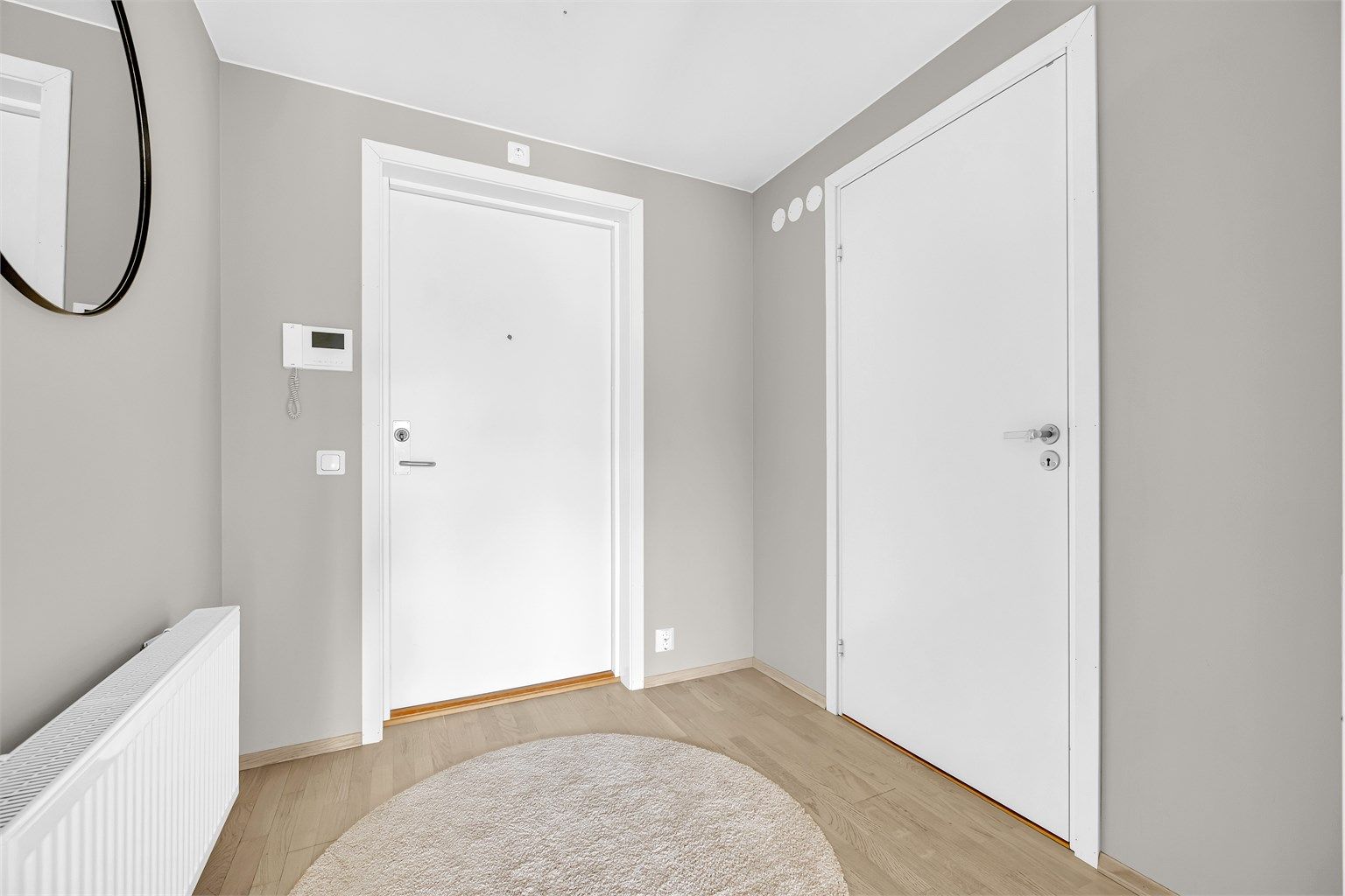 Velkommen inn! Entréen gir et godt førsteinntrykk av leiligheten og er holdt i lyse og behagelige farge. Det er god plass til å ta imot gjester og i tillegg god plass til å ta av deg sko og henge fra deg yttertøy. 