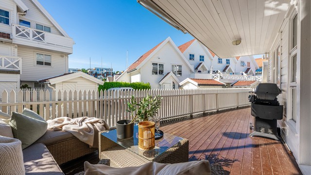 Nord-vestvendt terrasse på 18 kvm, med god plass til hagemøbler. her kan man også nyte noe utsikt mot sjø.