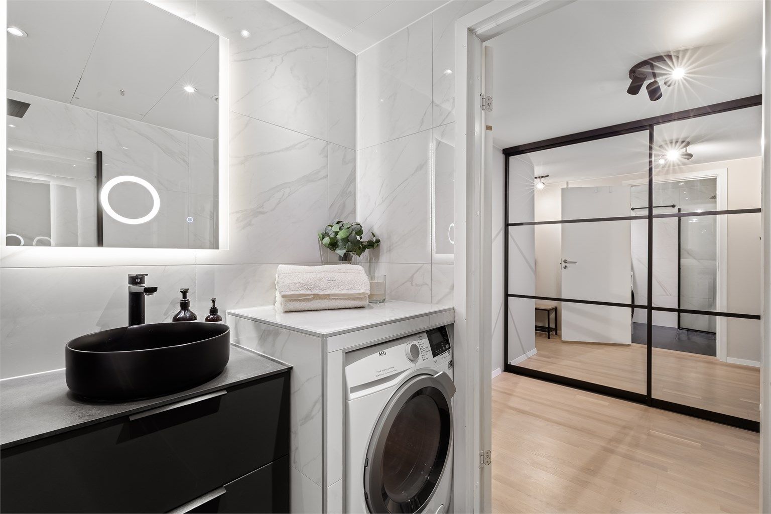 Badet har varme i gulvet, downlights i taket og opplegg for vaskemaskin.