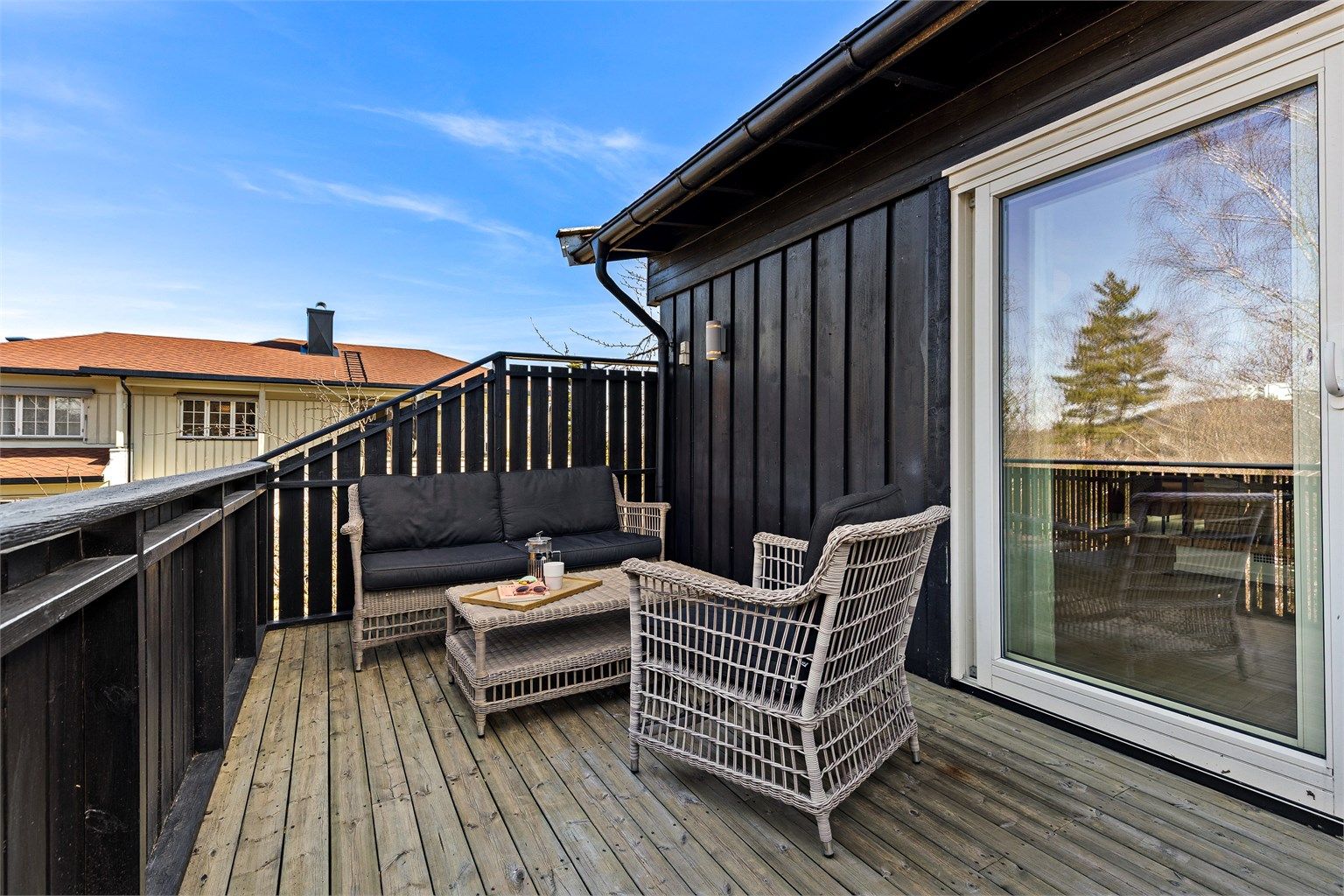 Balkongen med utgang fra stuen har plass til utemøbler og hyggelig utsyn mot grøntarealer.