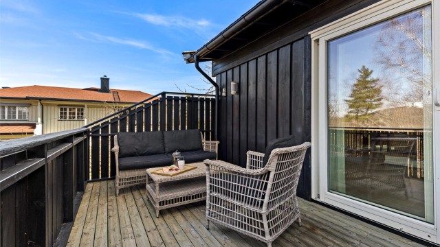 Balkongen med utgang fra stuen har plass til utemøbler og hyggelig utsyn mot grøntarealer.