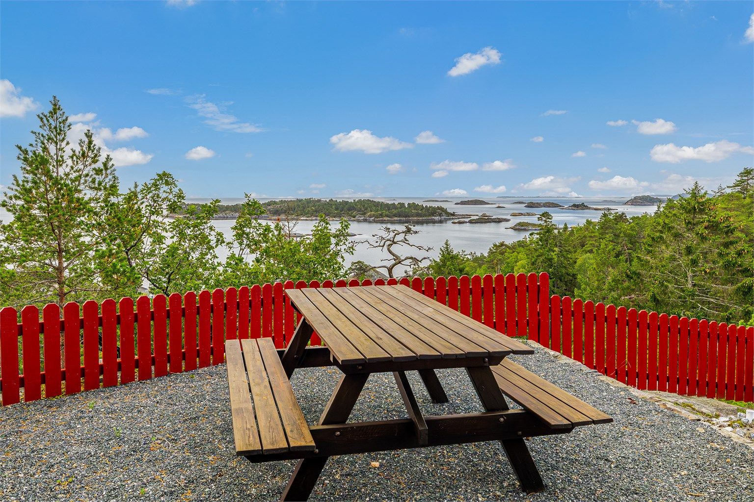 Uteplass med utsikt over sjøen og omkringliggende områder. 
