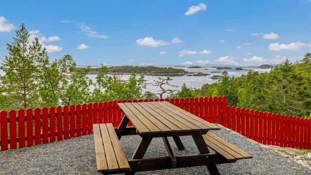 Uteplass med utsikt over sjøen og omkringliggende områder.