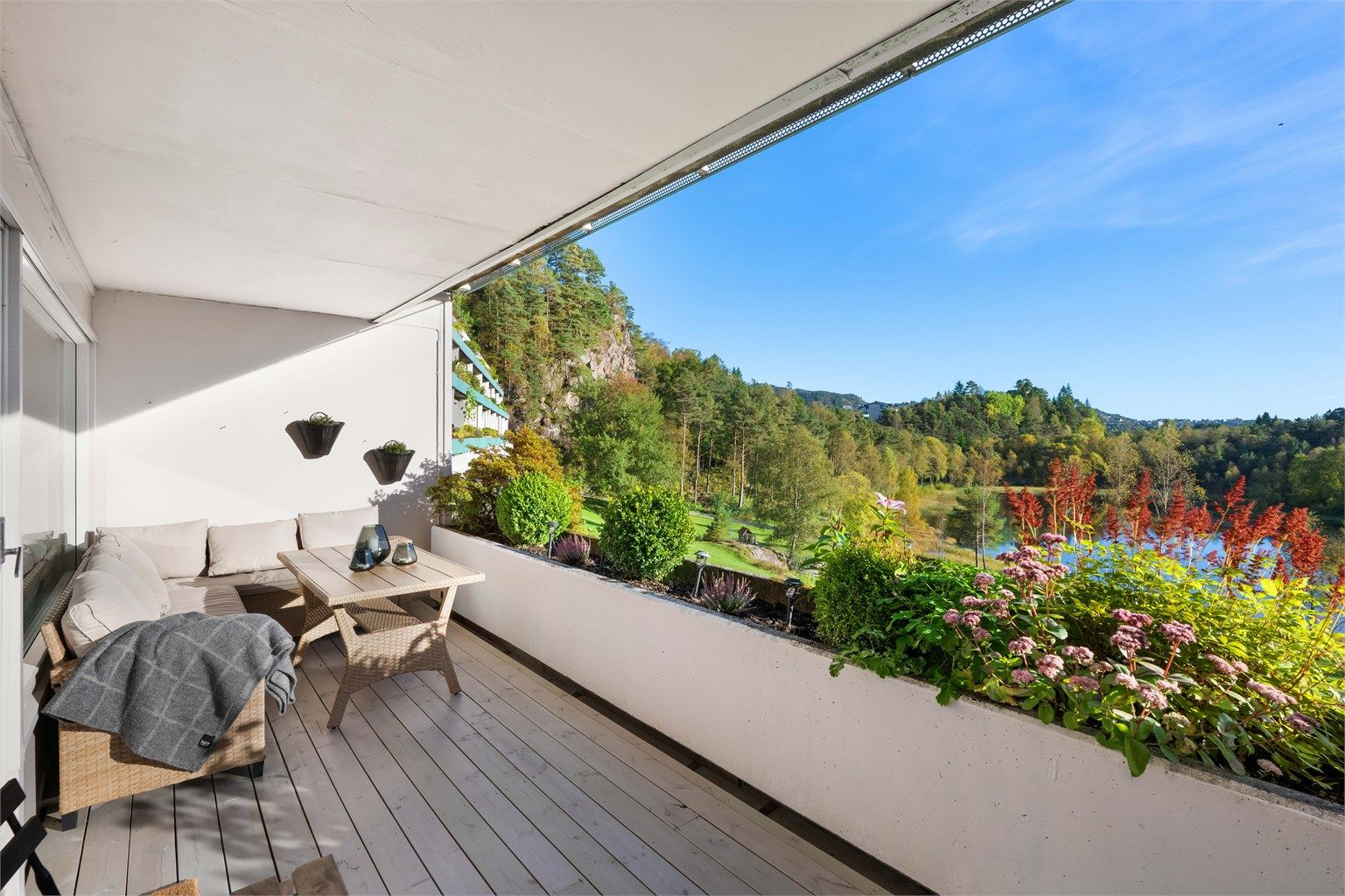 - Balkongen er ca. 14 m2 -
