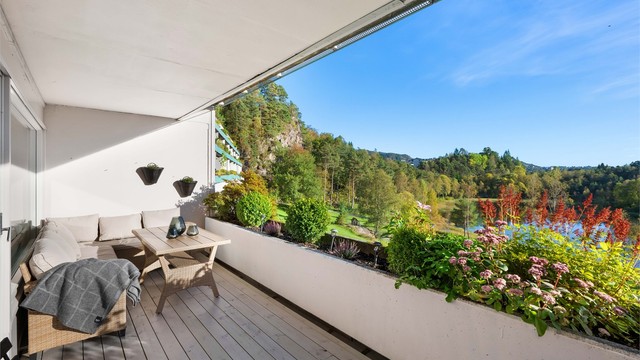 - Balkongen er ca. 14 m2 -