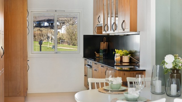 Det er plass til et lite spisebord på kjøkkenet, med utsikt mot grøntområdene ved Damefallet balløkke.