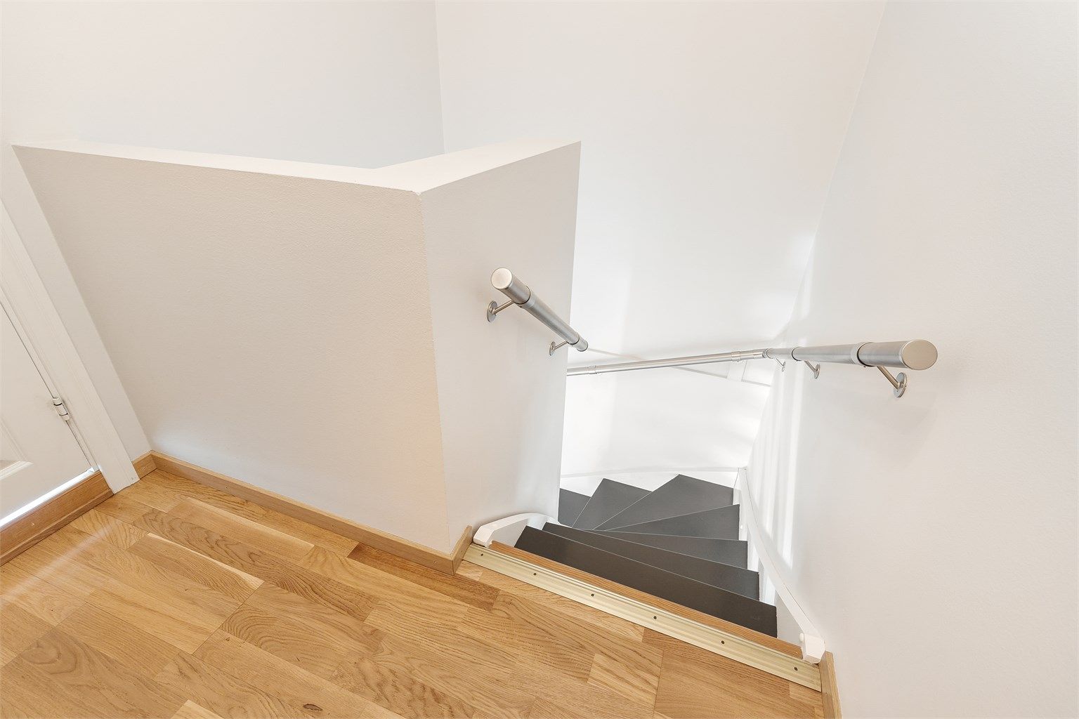 Trappen opp til loftsetasjen fra stuen i 2.etasje.