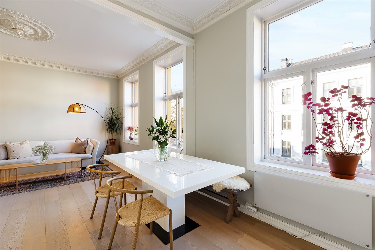 Dette er en meget lys og sjarmfull 4-roms med nydelige, klassiske detaljer som ligger sentralt til på St.hanshaugen. Foto: Chris Borowiak.