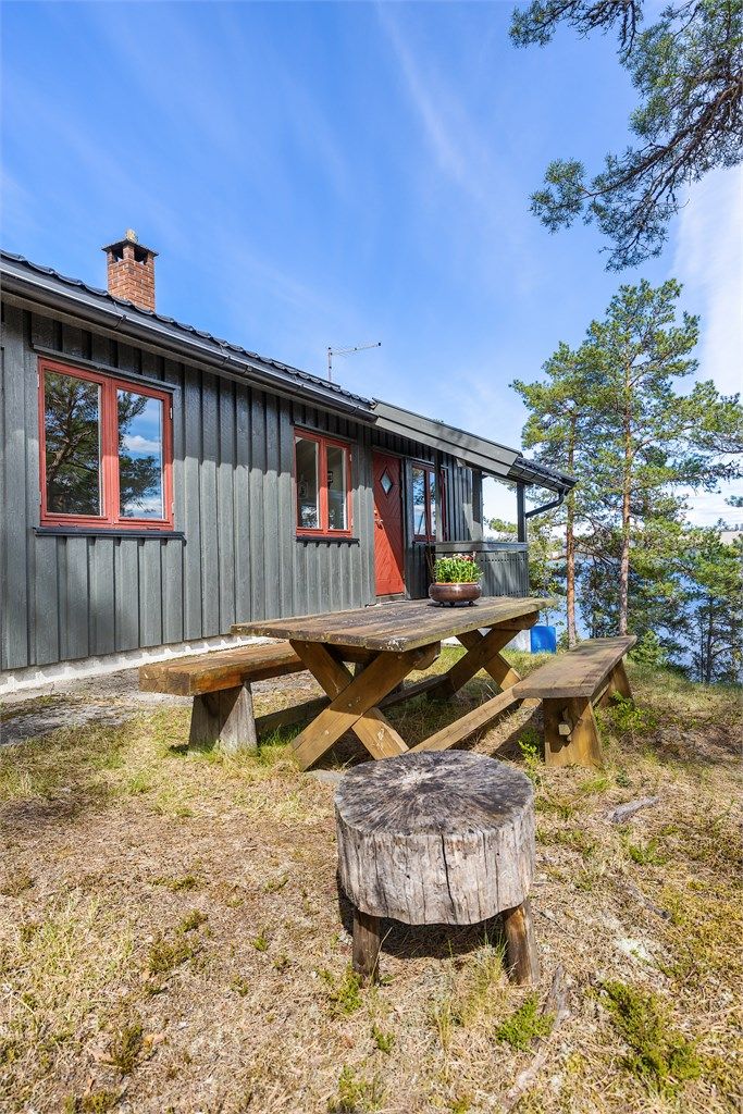 Utenfor hytta er det fin plass til utemøblement eller lignende