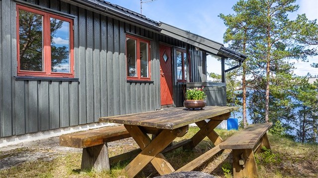 Utenfor hytta er det fin plass til utemøblement eller lignende