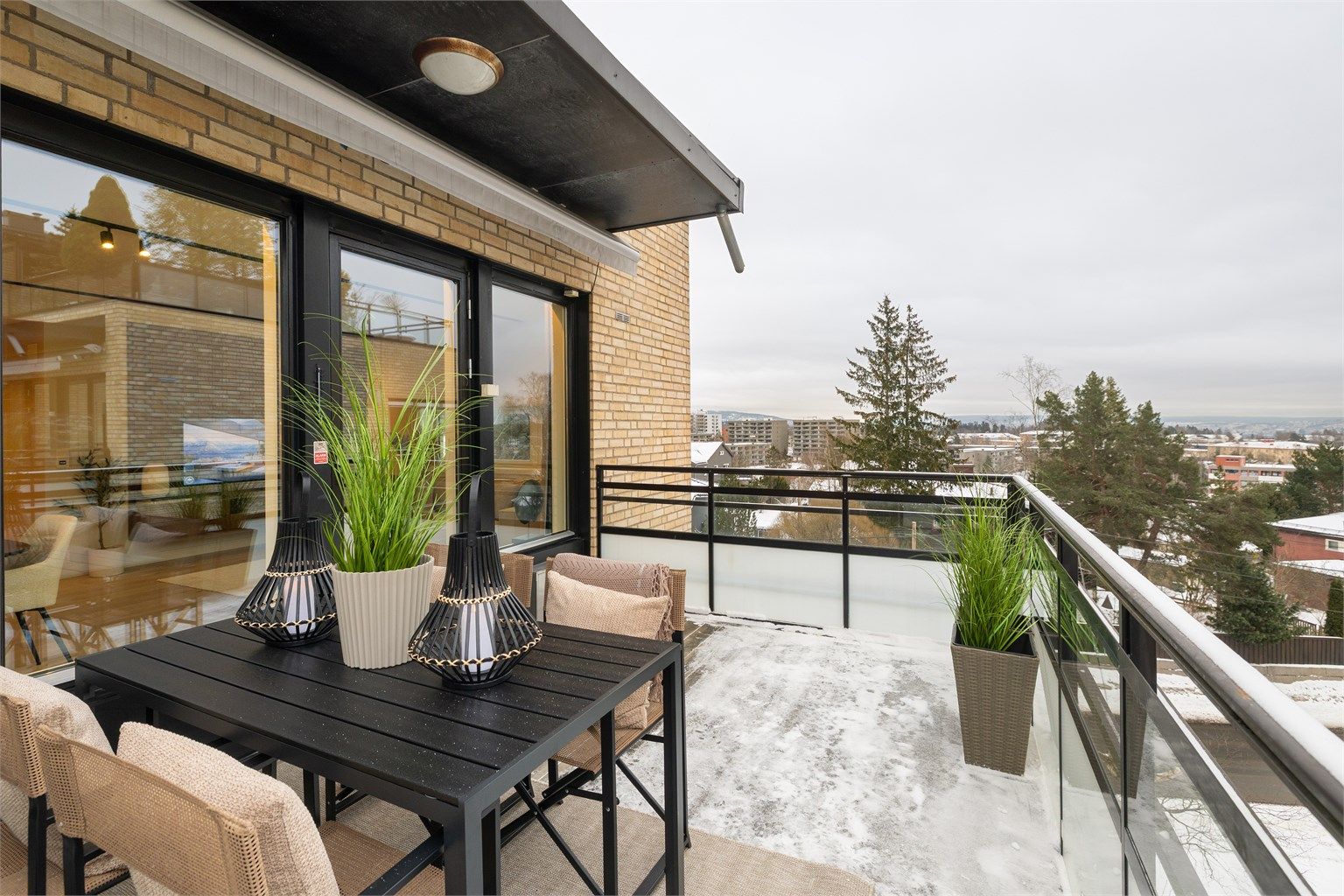 Balkongen er på 12m² og har både markise og uttak fra byggets felles gass-anlegg.