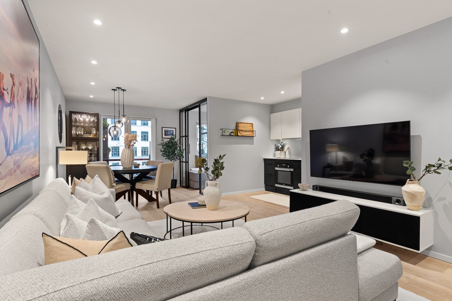 Robin Lauritzen v/ Krogsveen Eiendomsmegling har gleden av å representere Bogstadveien 72C!