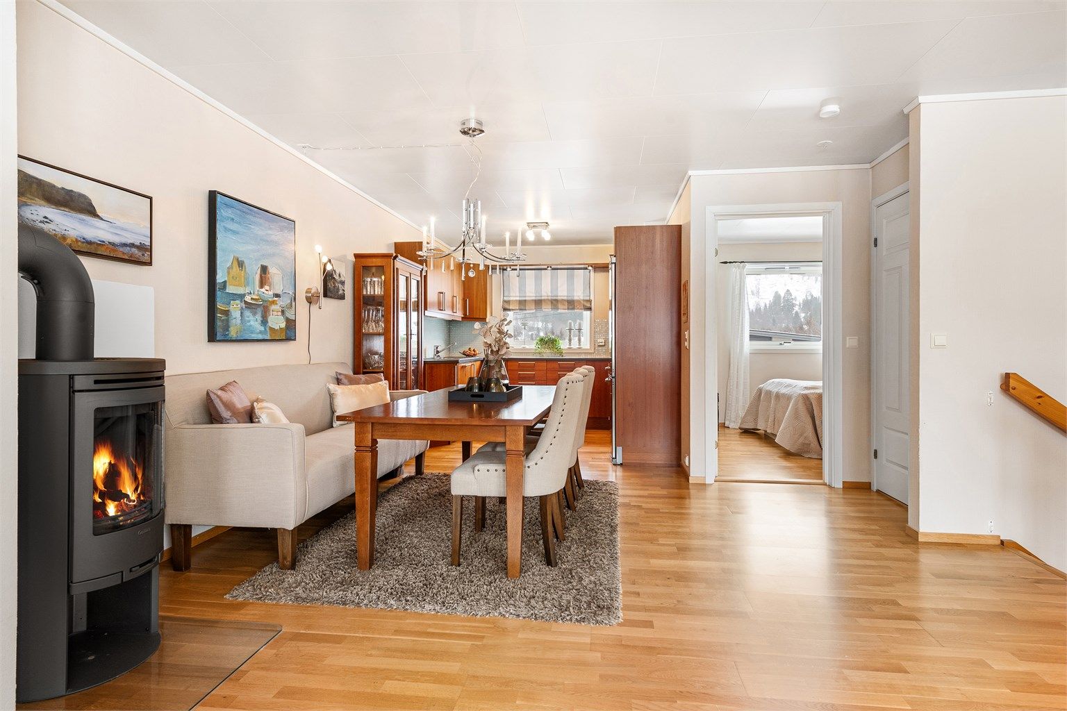 Spisestuen fungerer som et naturlig bindeledd i den sosiale sonen.