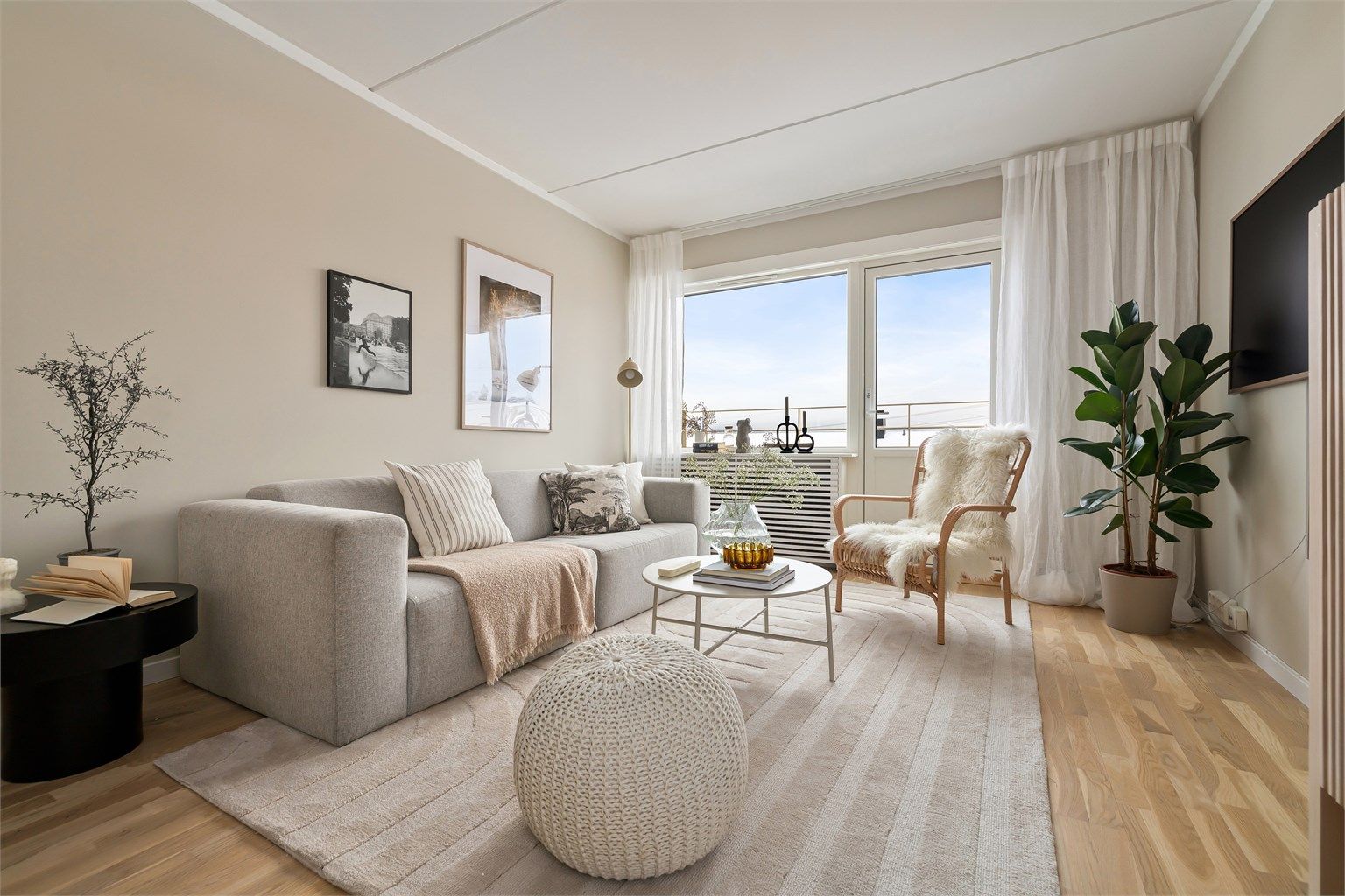 Stuen har en planløsning som gir en naturlig plass til både sofagruppe og spisebord.