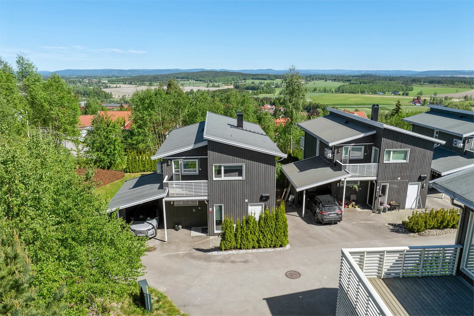 Eiendommen har en god intern beliggenhet innerst i blindveg uten gjennomgangstrafikk