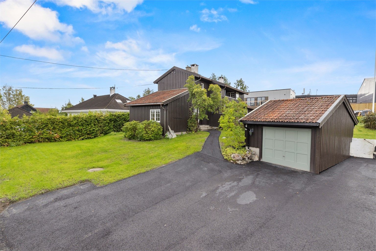 Usjenert og idyllisk med stor hage, garasje og asfaltert gårdsplass.