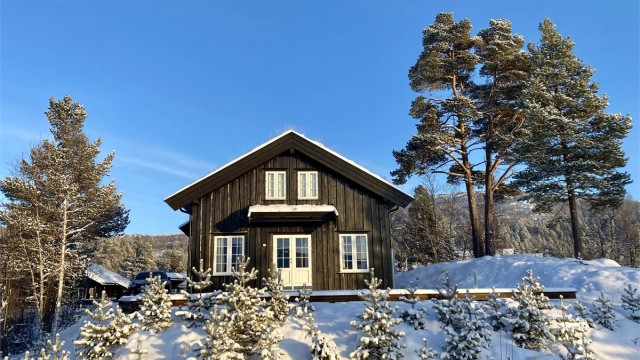 Usjenert terrase i fronten av hytten.