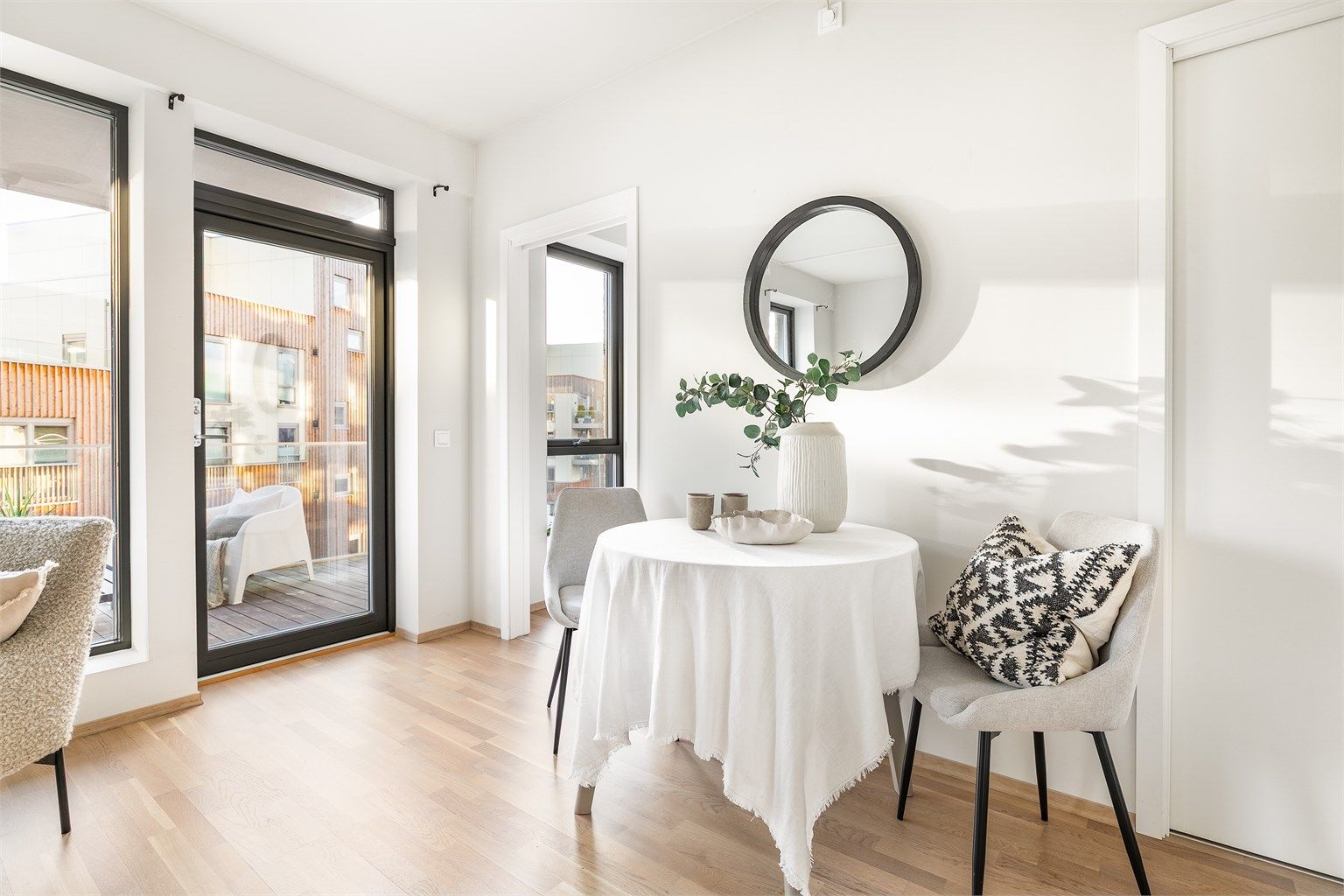 Alle rom har vannbåren gulvvarme som sikrer stabil innetemperatur og bidrar til et lavt strømforbruk.