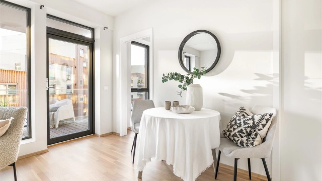 Alle rom har vannbåren gulvvarme som sikrer stabil innetemperatur og bidrar til et lavt strømforbruk.