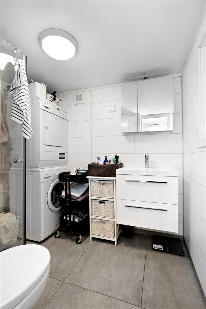 Badet i utleiedelen er fra 2019 og har flislagt gulv med gulvvarme, baderomsplater på vegger og malt himlingsflate.