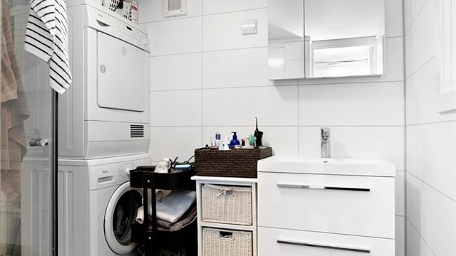 Badet i utleiedelen er fra 2019 og har flislagt gulv med gulvvarme, baderomsplater på vegger og malt himlingsflate.