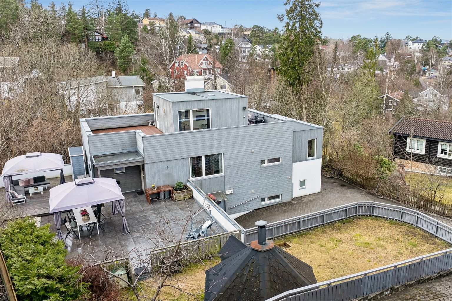  Innholdsrik og funksjonell familiebolig med utleiedel, god planløsning, dobbelgarasje og badehus. Foto: Per O. Skjellnan v/Efkt