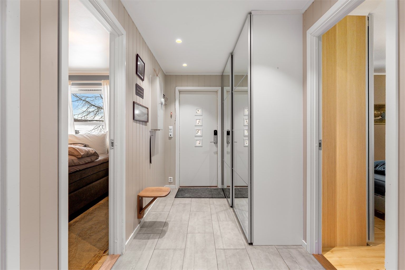 Tilbake i underetasjen med entré og utgang til hyggelig uteplass