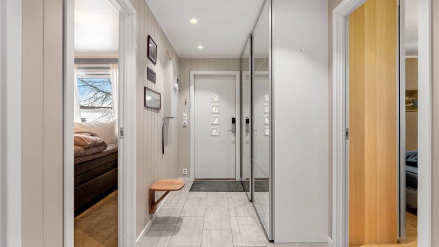 Tilbake i underetasjen med entré og utgang til hyggelig uteplass