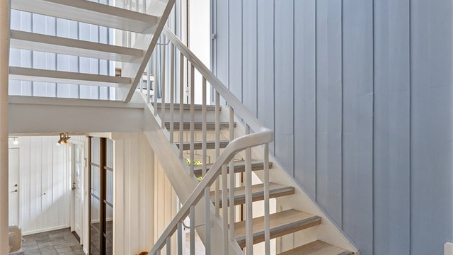 Fra halvplan to leder trappen videre ned til husets første etasje. Her finner du entré, gang, bad, soverom, vaskerom og bod.