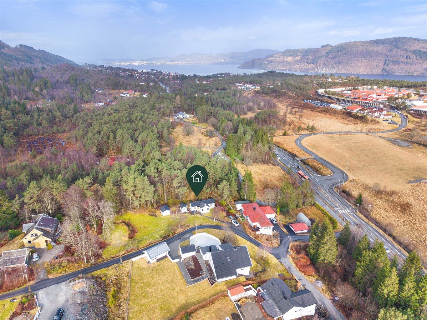 Bildet viser området nord for eiendommen med Sørfjorden som strekker seg fra Arnavågen i sør til Osterfjorden i nordvest