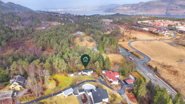 Bildet viser området nord for eiendommen med Sørfjorden som strekker seg fra Arnavågen i sør til Osterfjorden i nordvest