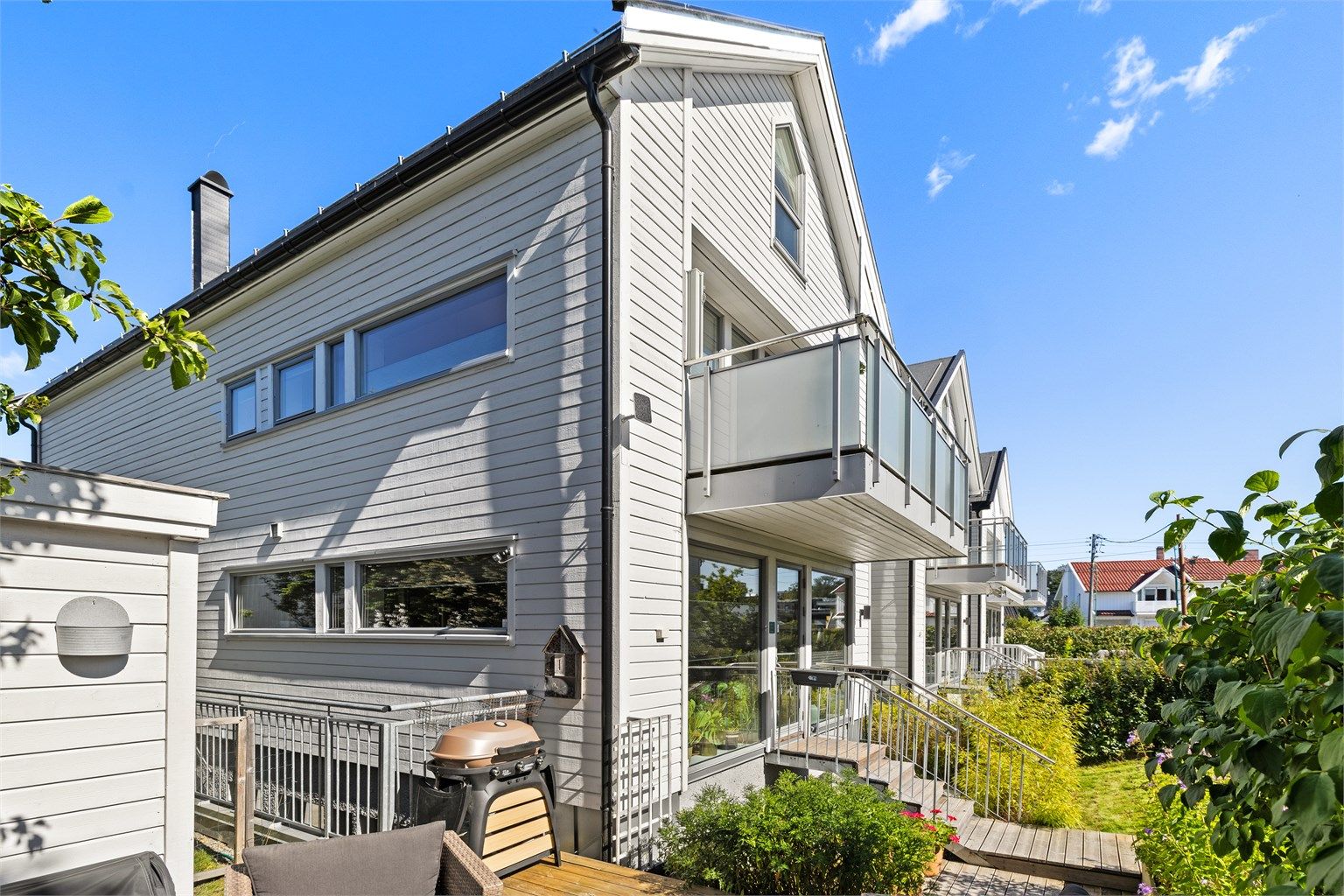 Det er et rikt fritidstilbud i nærmiljøet, med kort vei til både marka og sjøen.